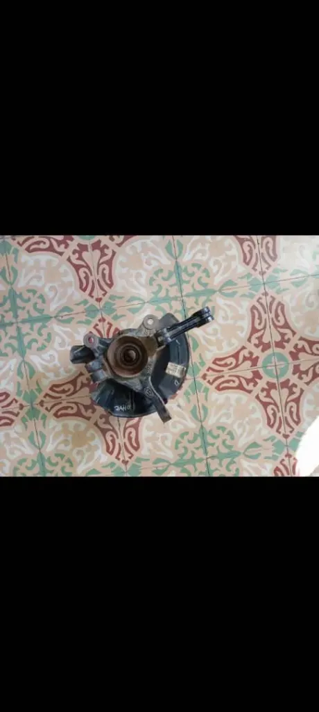 Muñon delantero izquierdo con cubos de ruedas