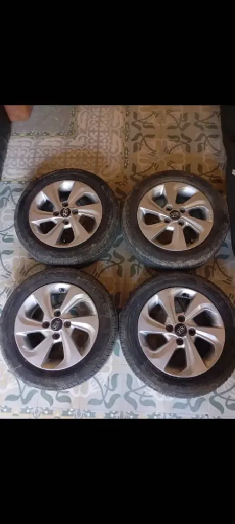 Juego de llantas Genuinas con gomas del HYUNDAI GRAND i10